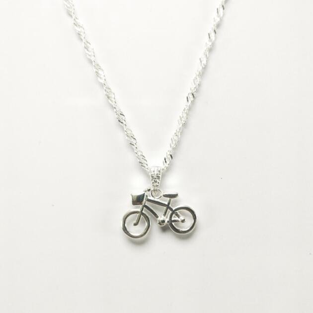 Colar Com Pingente De Bicicleta Em Prata