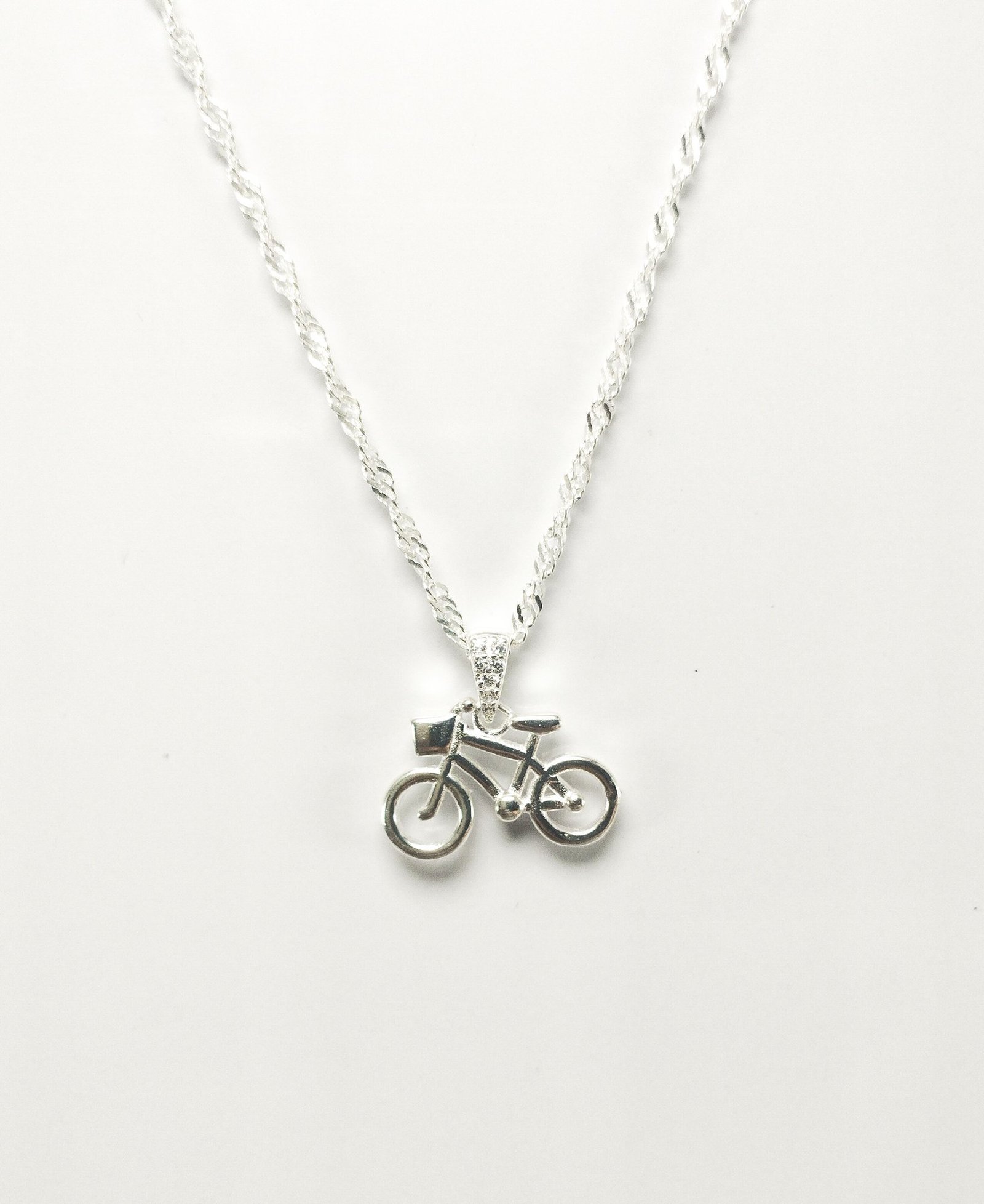 Colar Com Pingente De Bicicleta Em Prata