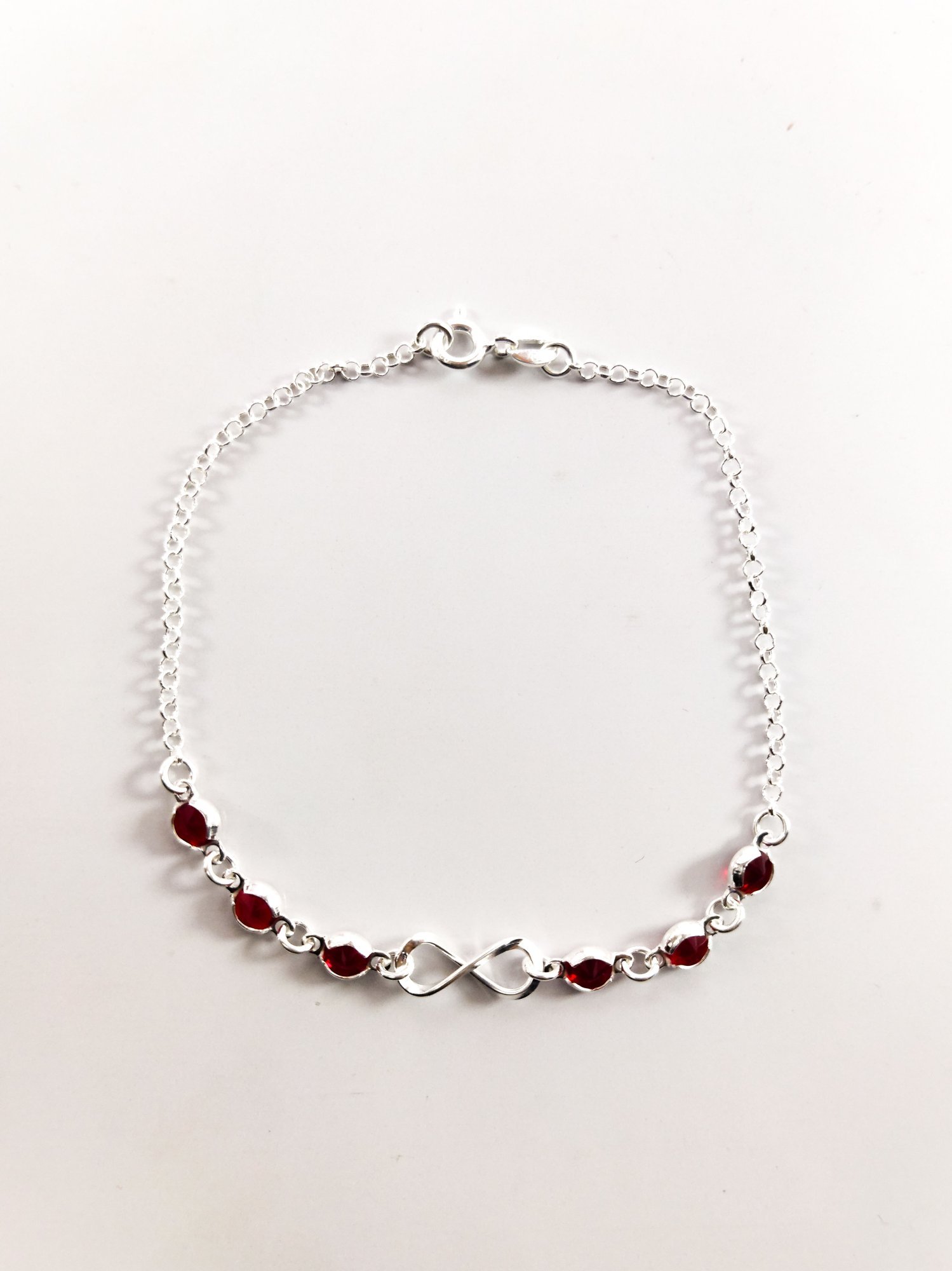 Pulseira Infinito com Pedras Vermelhas em Prata