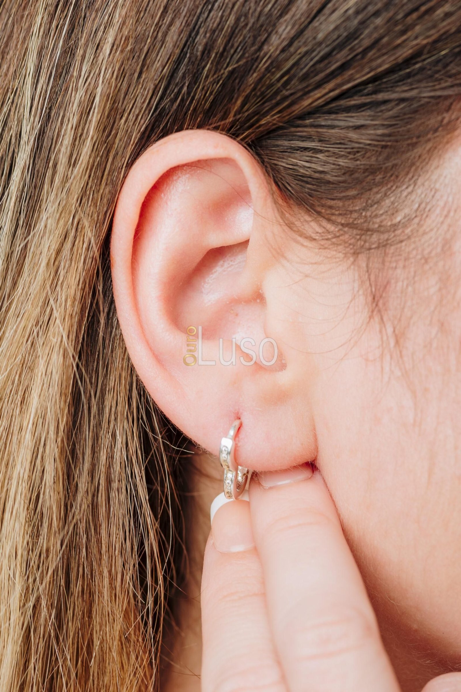 Par De Brincos Em Prata De Argola Em Forma De Coração Com Zirconia - Imagem 3