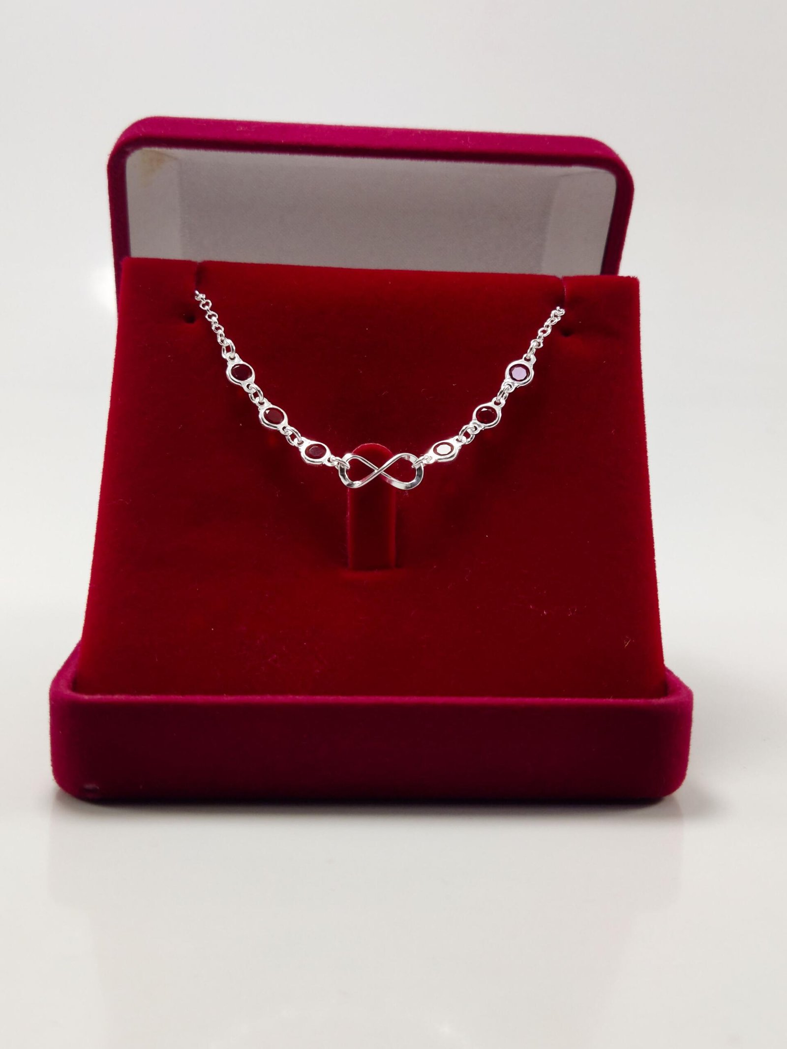 Pulseira Infinito com Pedras Vermelhas em Prata - Imagem 3